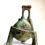 Der neue Bronzeguss „Porticus“ von Heike Maria Metz