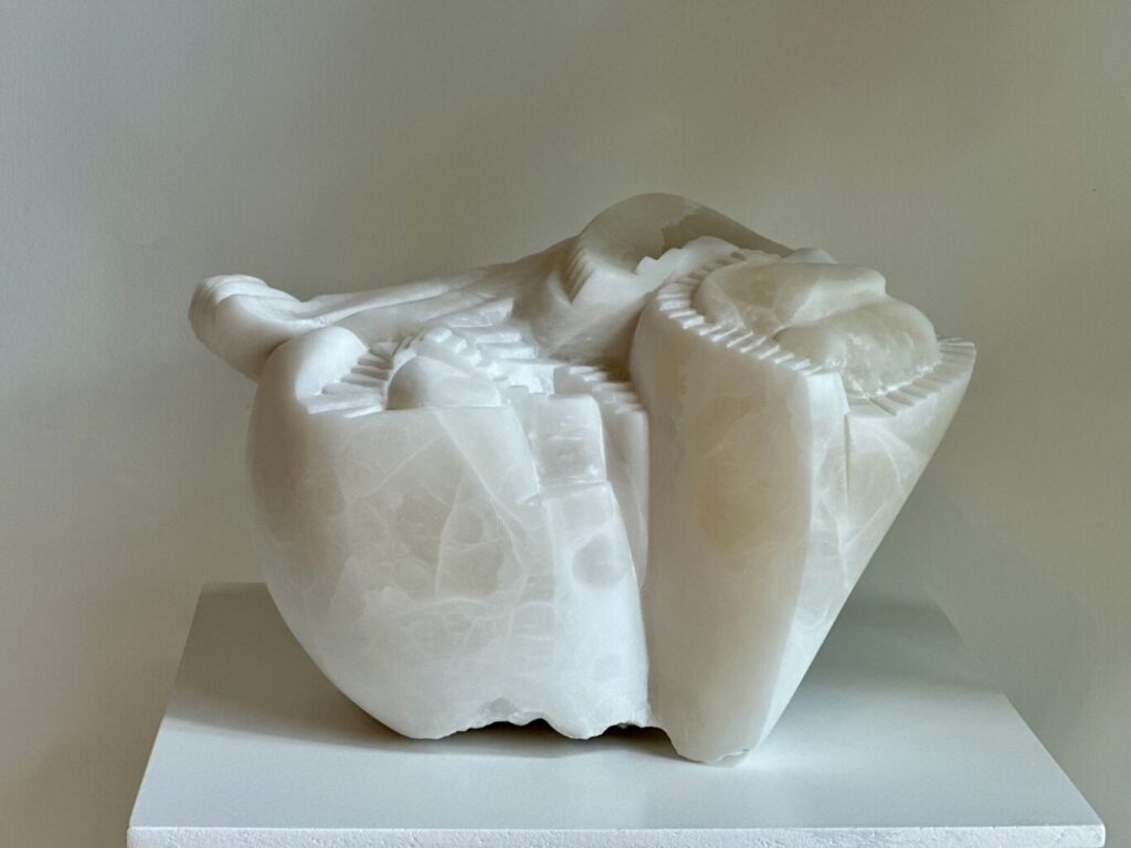 Skulptur aus Alabaster Künstlerin Heike Metz
